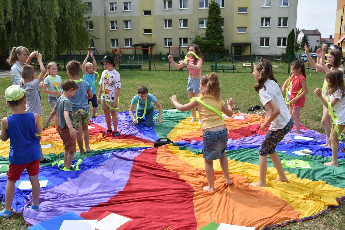 Dzieci podskakują podczas zabawy