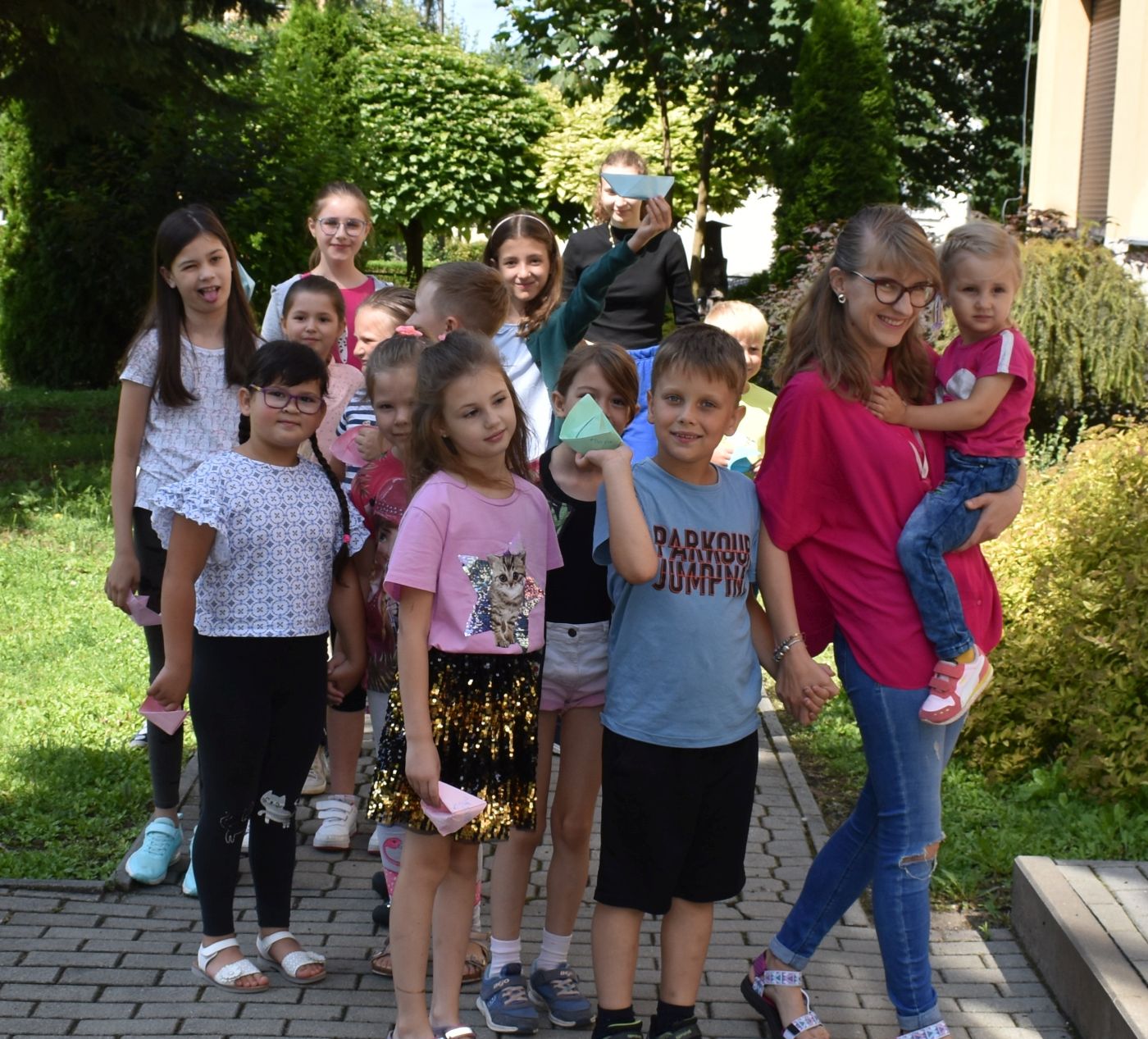 pani z dziećmi przed budynkiem biblioteki