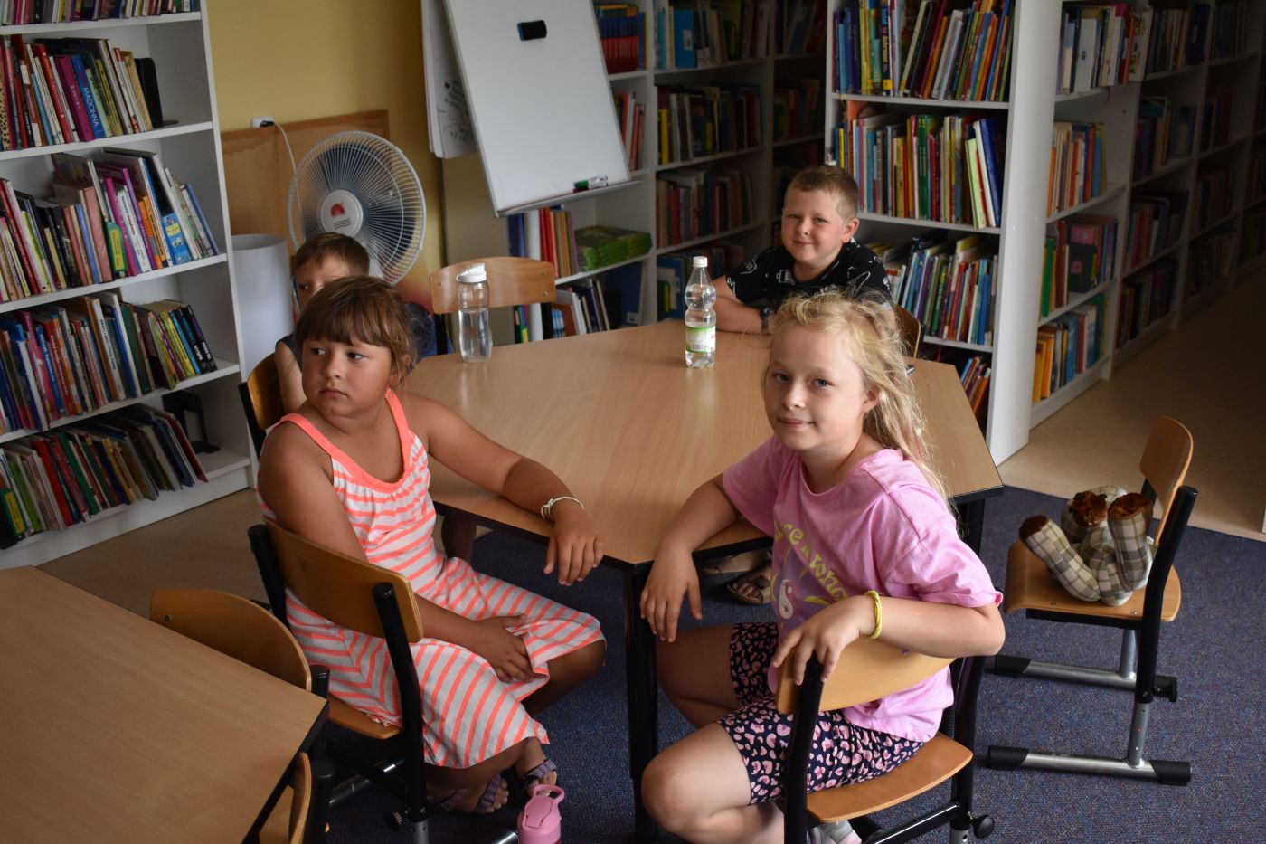 Dzieci siedzą przy stoliku