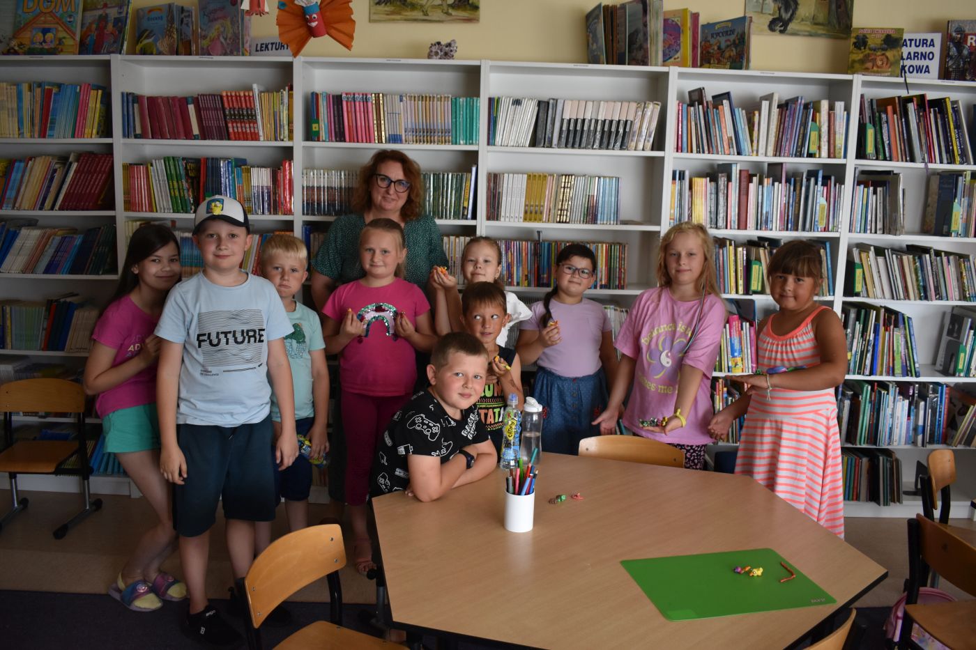 Grupa dzieci z panią pozuje do zdjęcia
