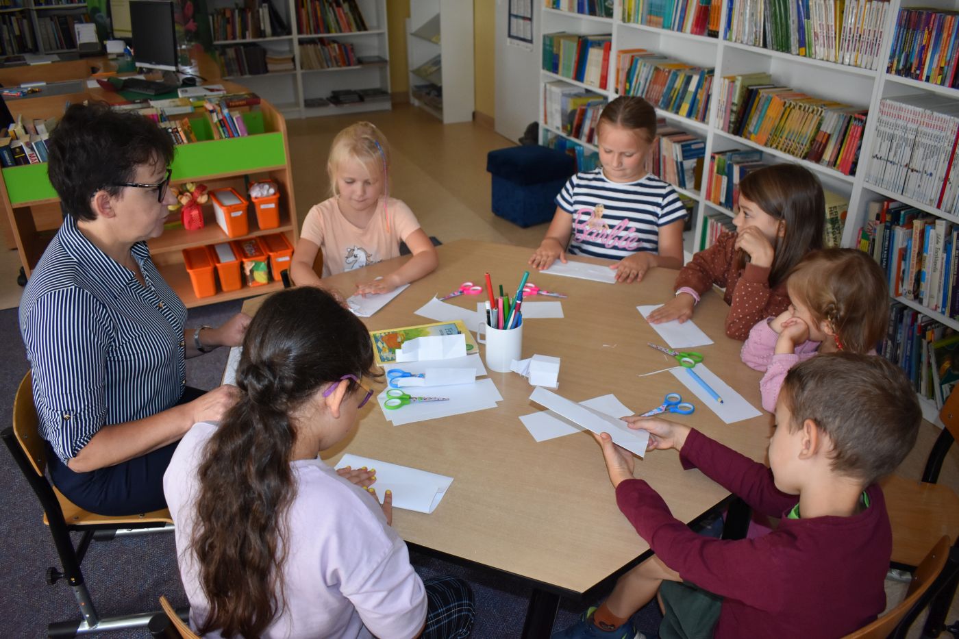 Dzieci wykonują prace plastyczne