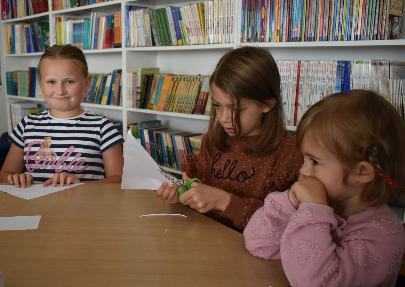 Trzy dziewczynki siedzę przy stoliku