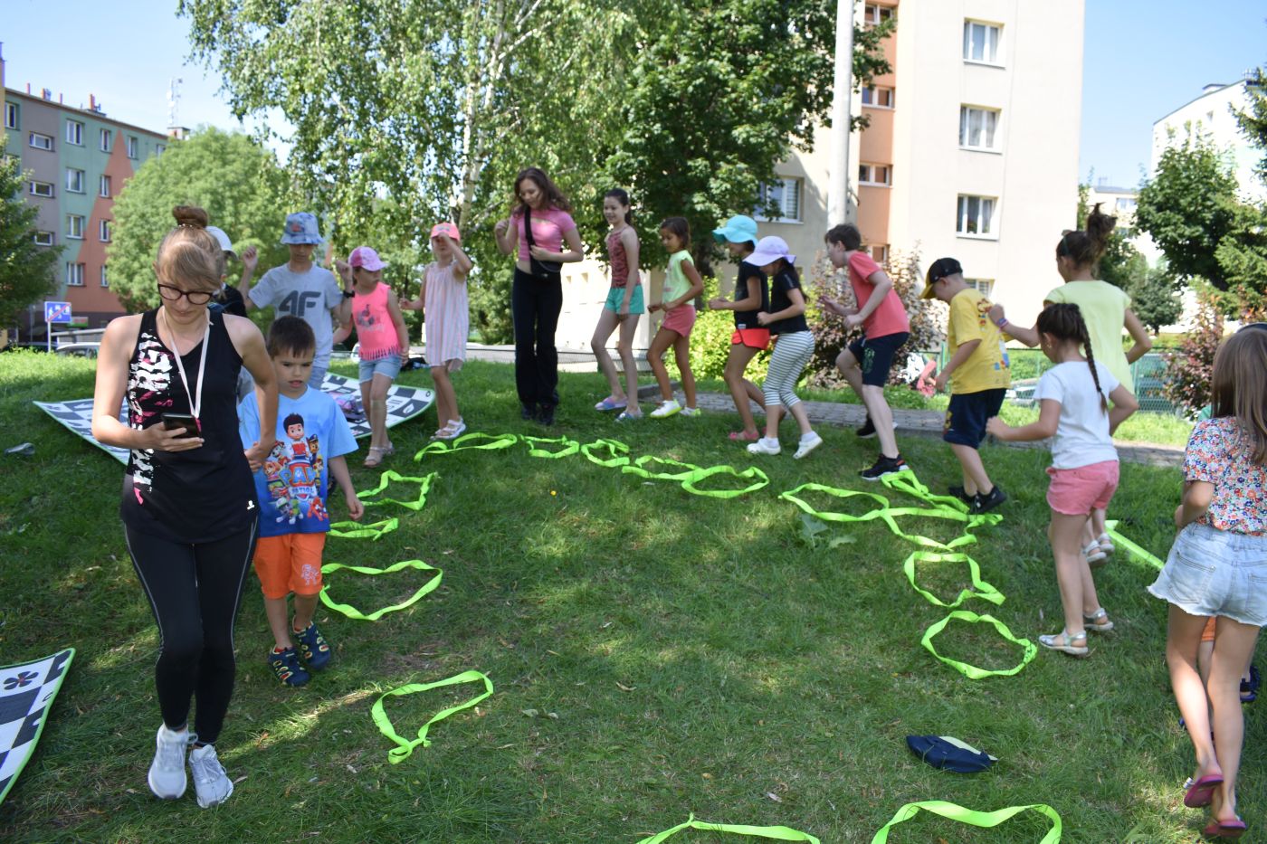 wspólna zabawa z szarfami