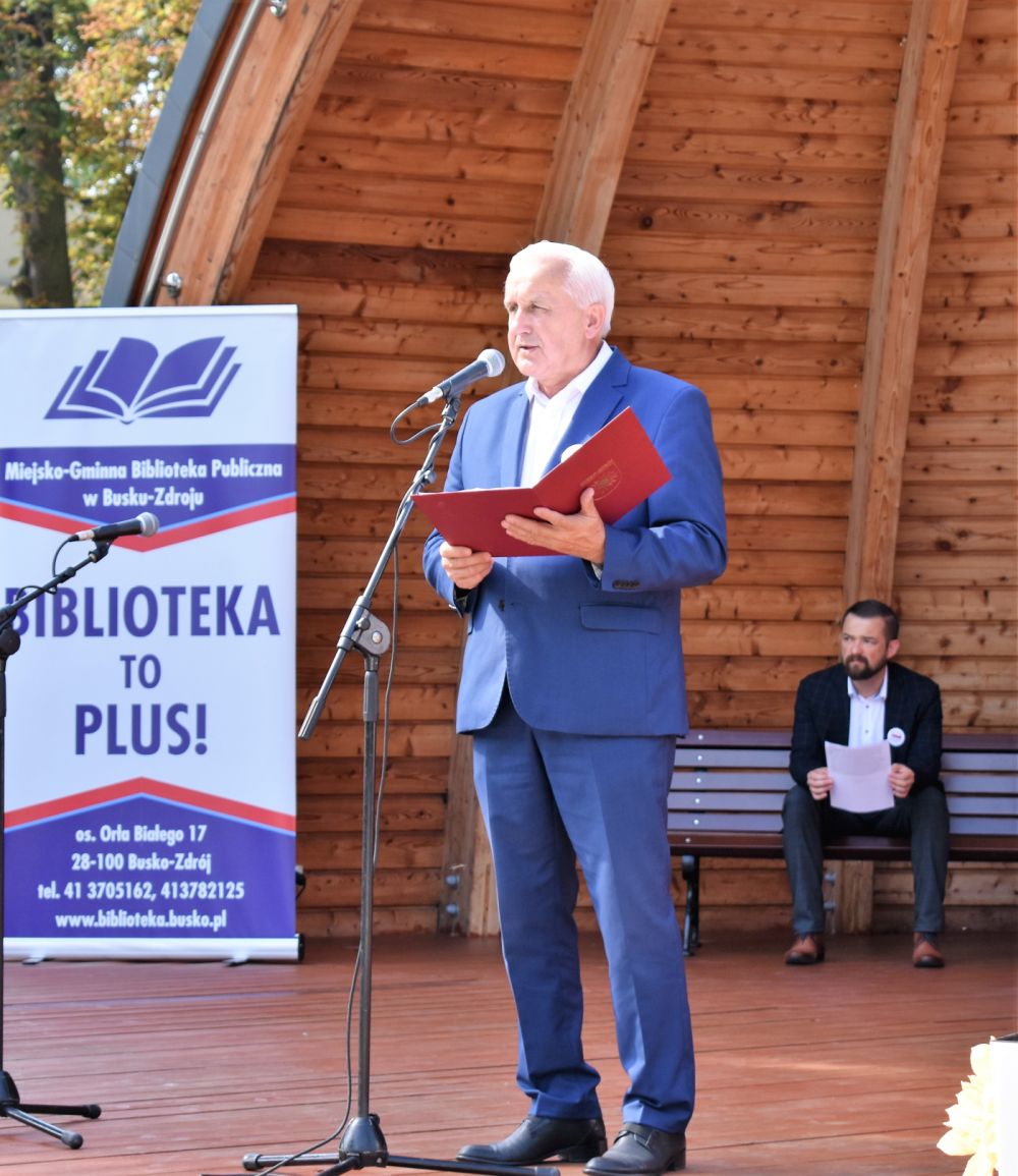 Burmistrz miasta czyta fragment powieści