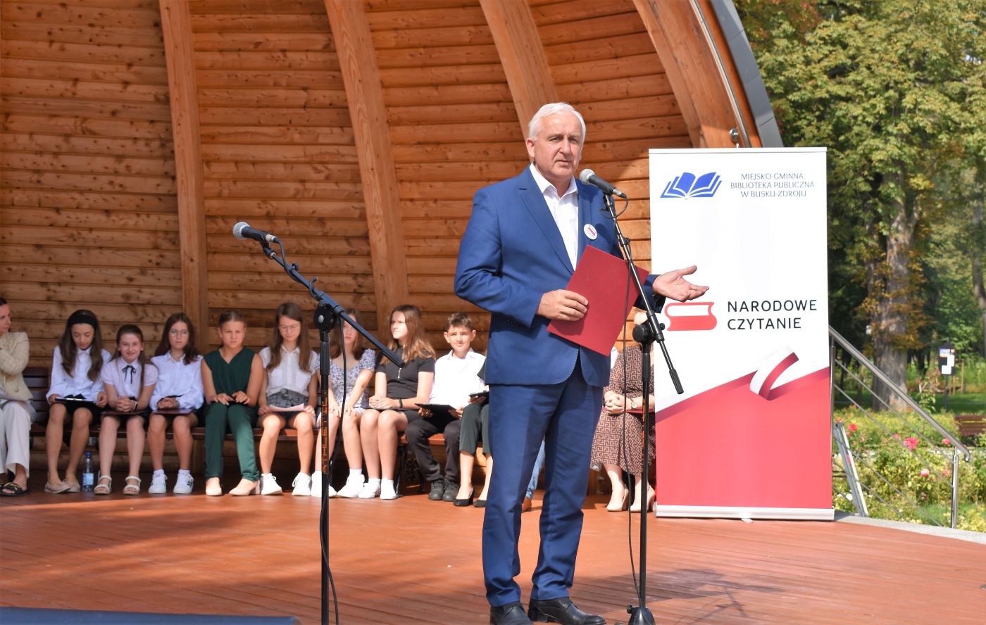 Burmistrz miasta na scenie muszli koncertowej