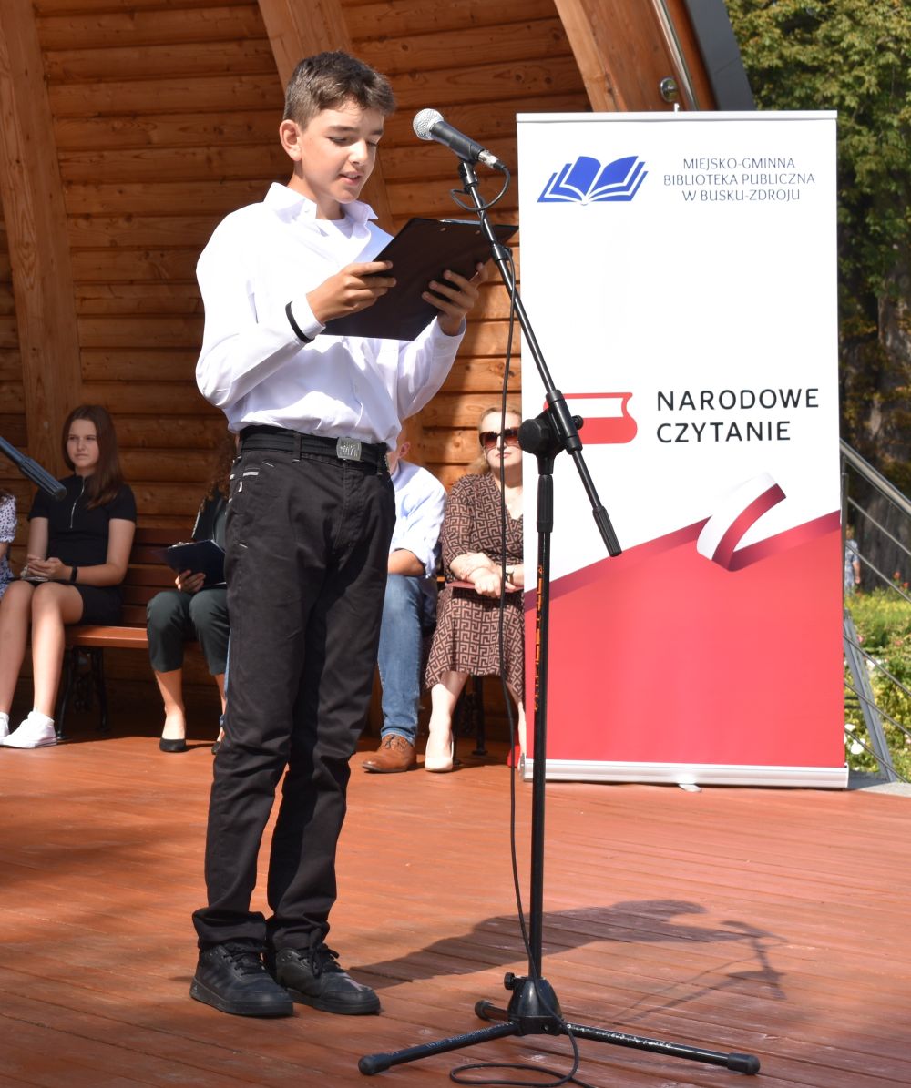 Chłopiec czyta na scenie