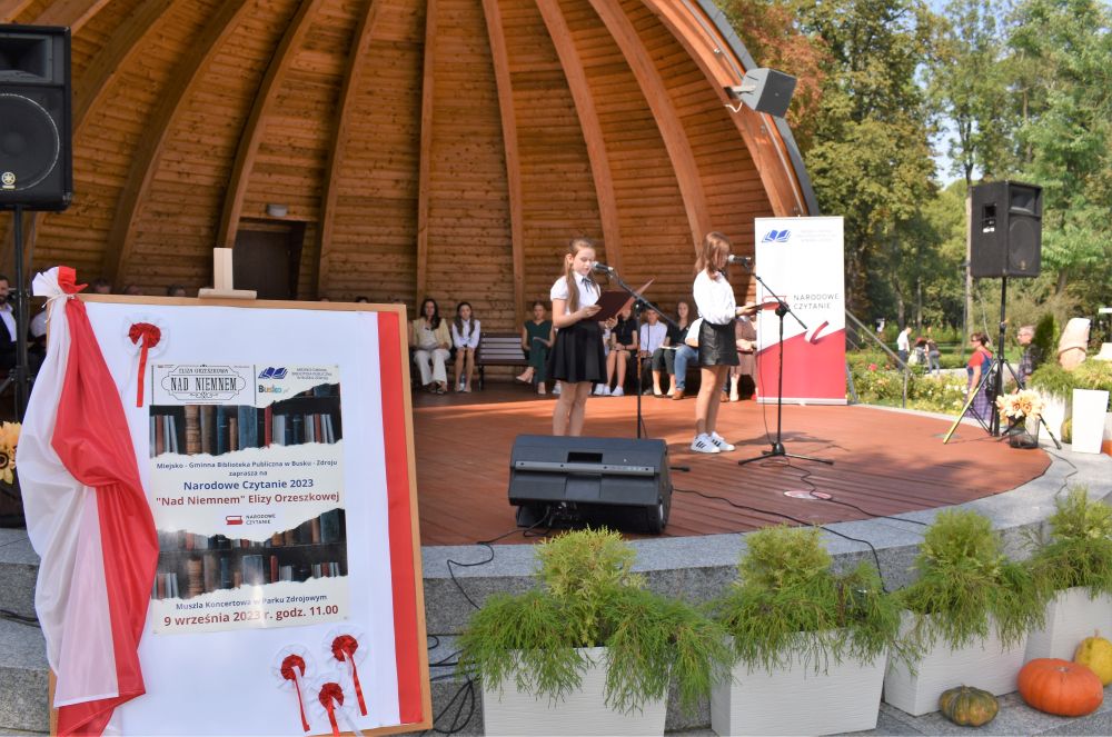 Dwie dziewczynki czytają na scenie