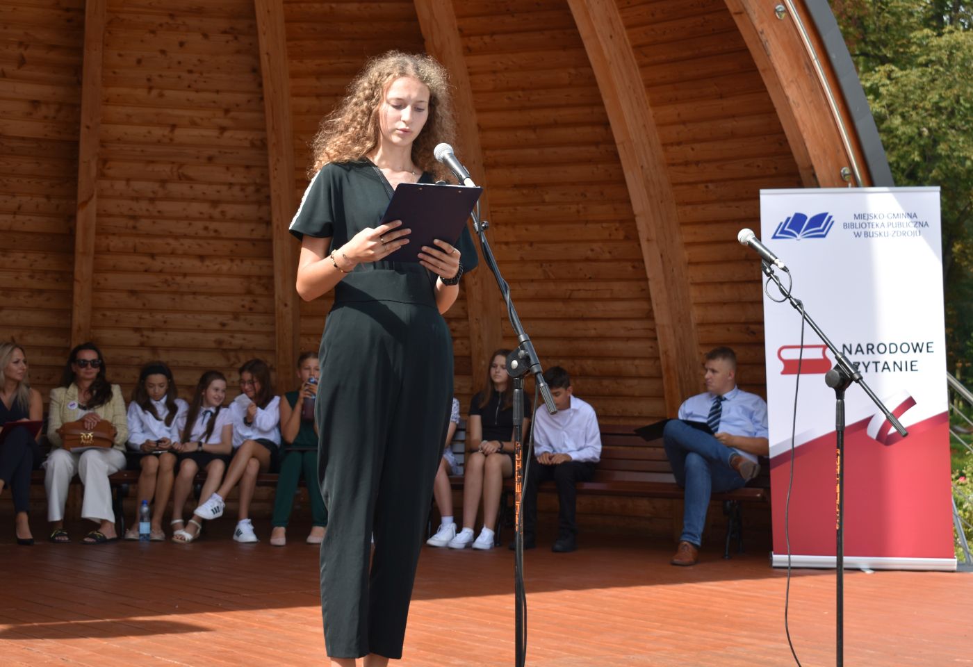 Dziewczyna czyta na scenie