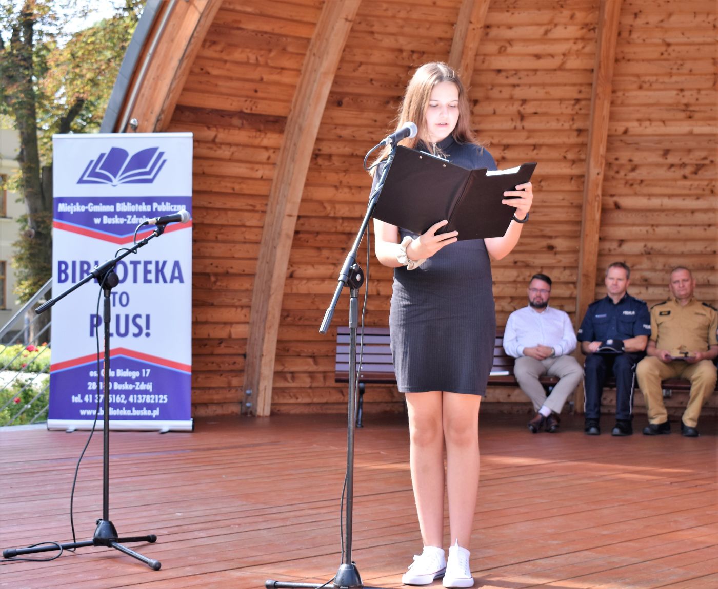 Dziewczynka czyta fragment powieści nad Niemnem