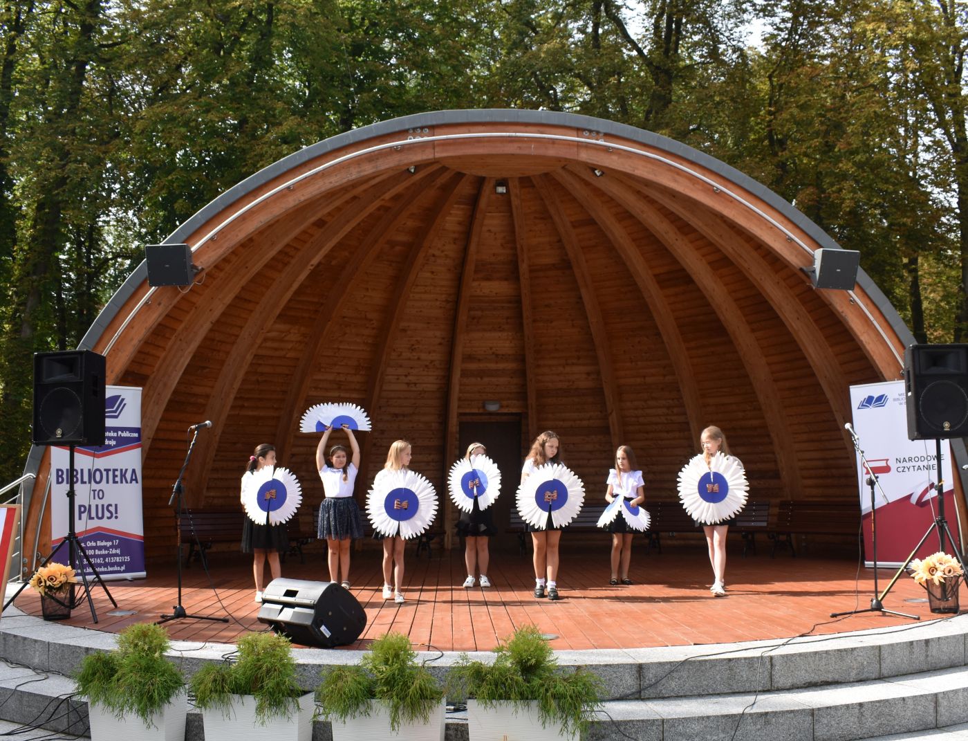 Grupa dziewczynek tańczy na scenie