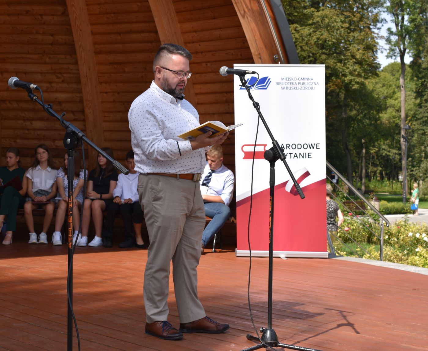 Pan czyta na scenie