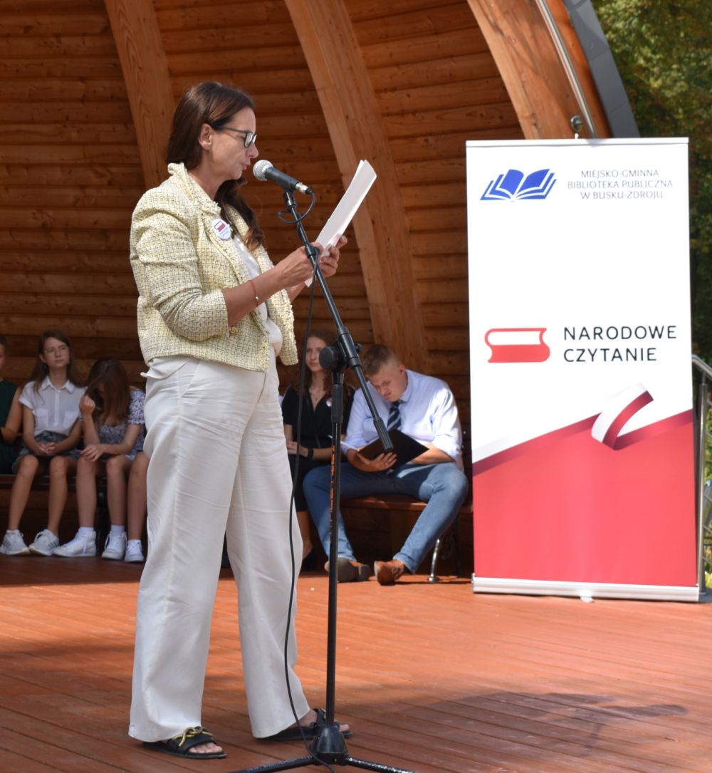 Pani czyta fragment powieści podczas narodowego czytania 2023
