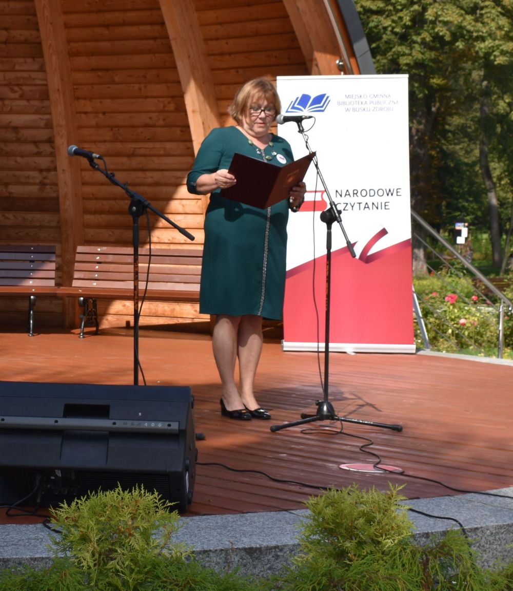Pani dyrektor na scenie muszli koncertowej
