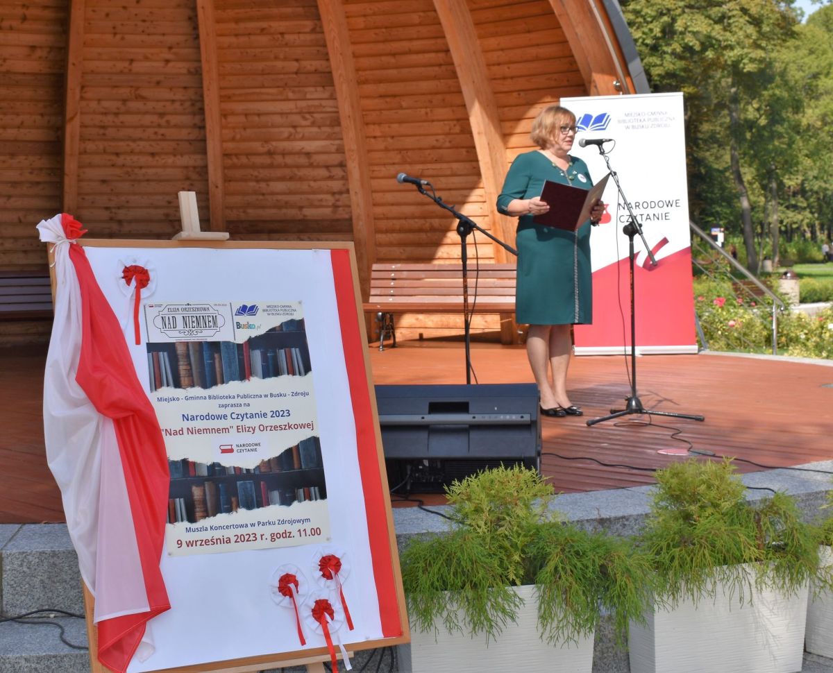 Pani dyrektor przemawia do zebranych