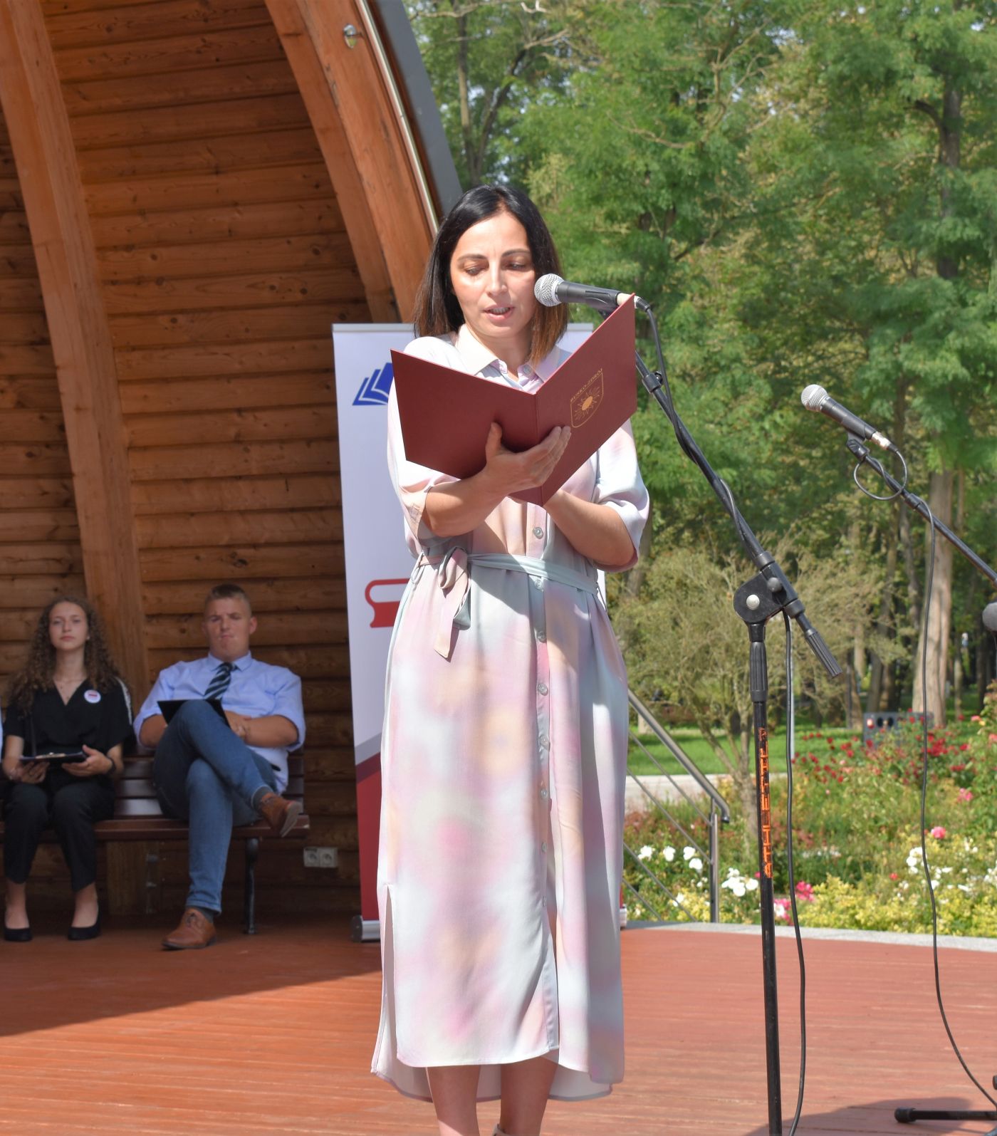 Pani odczytuje wybrany fragment powieści Elizy Orzeszkowej
