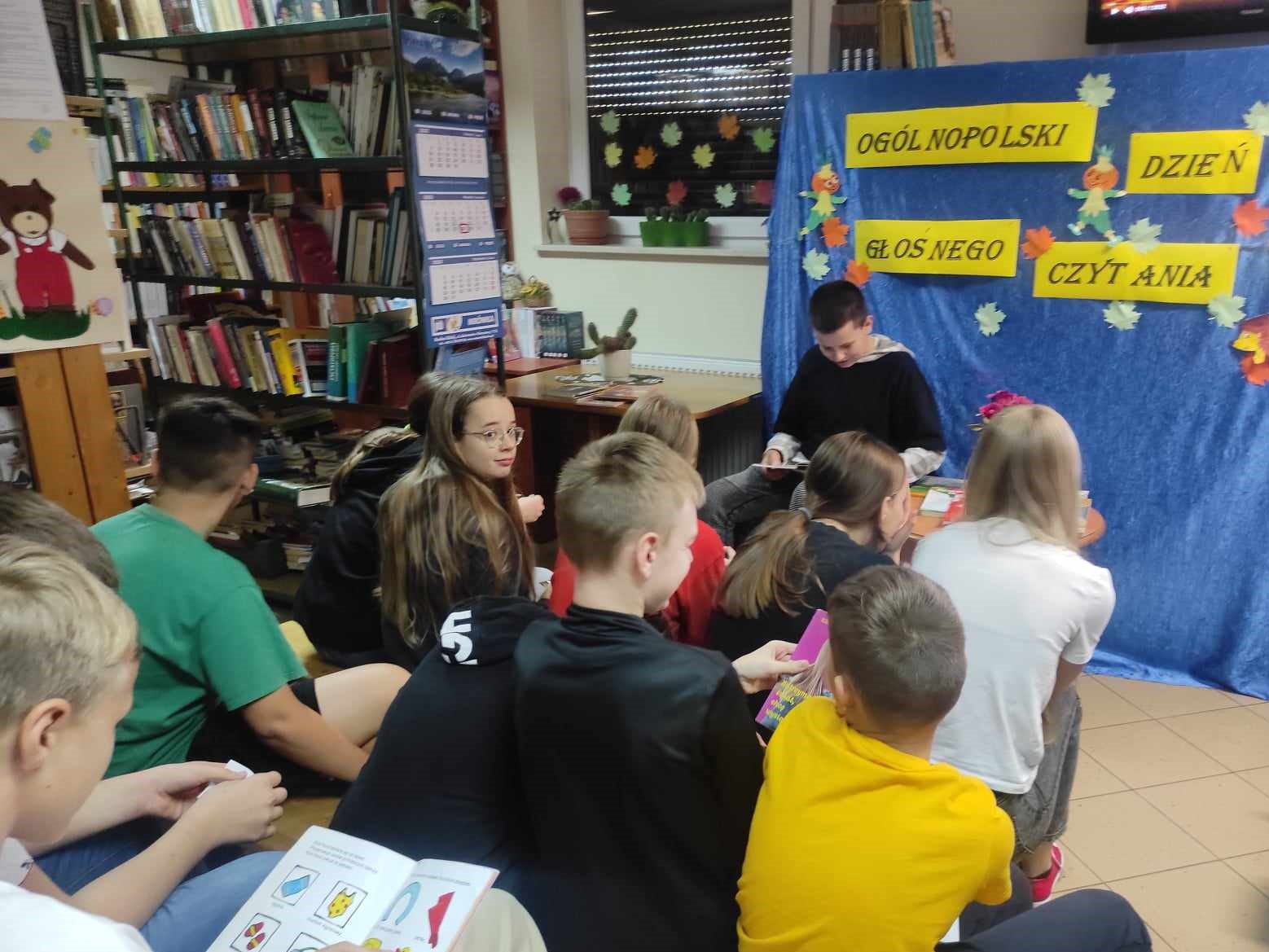 Dzieci przeglądają książki