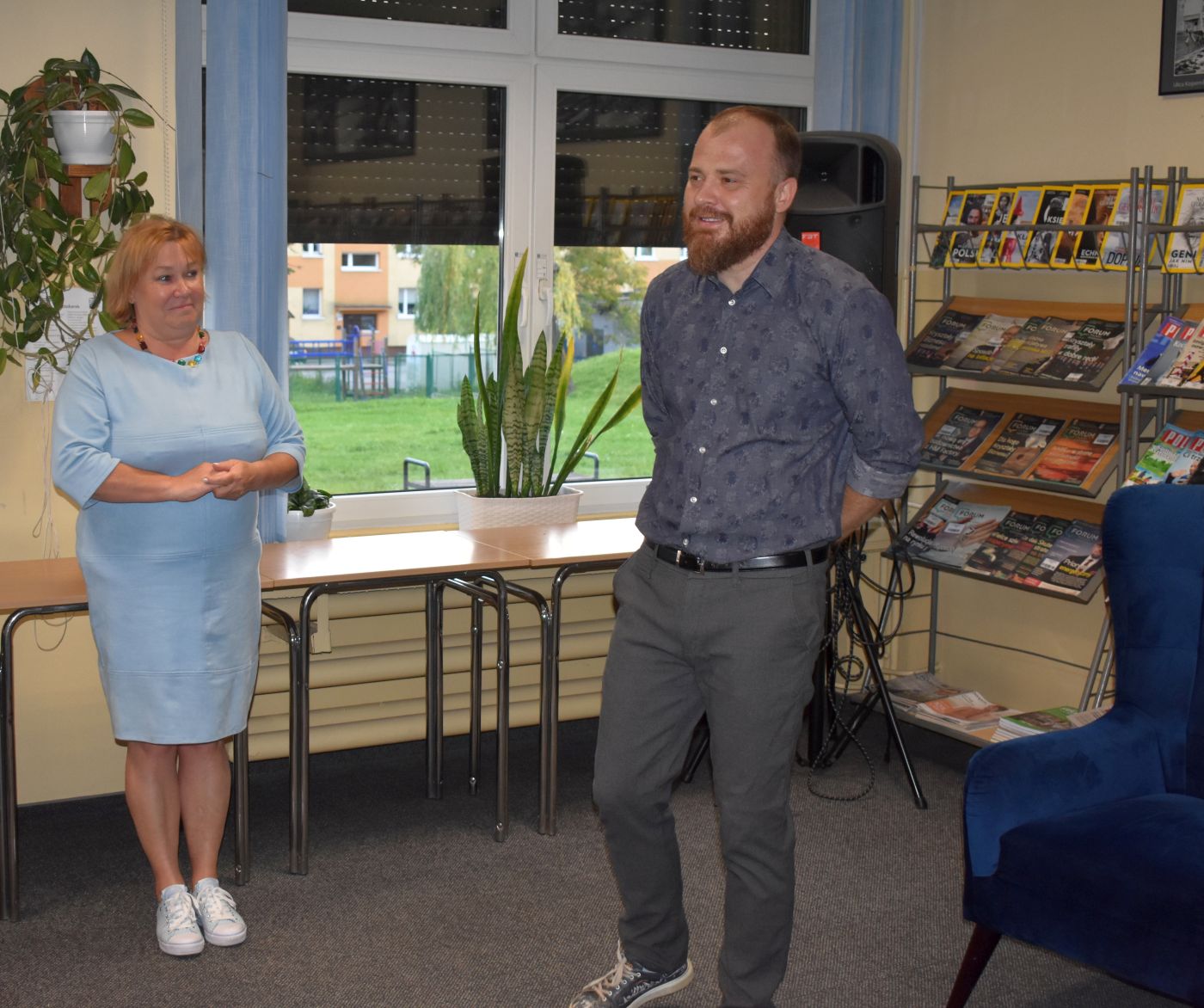 Dyrektor biblioteki dziękuje pisarzowi za spotkanie
