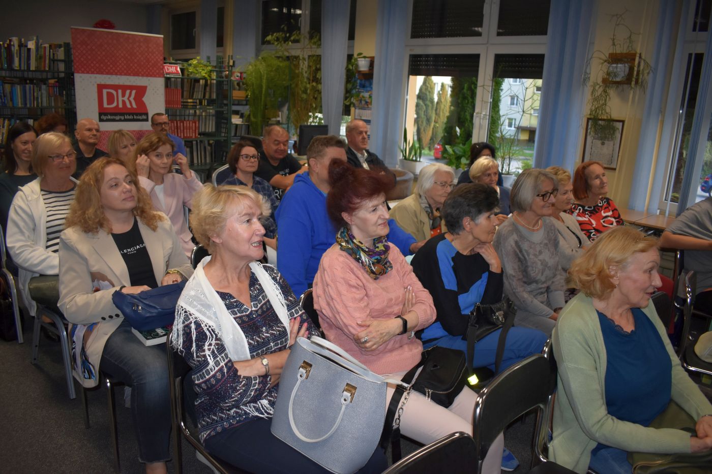 Zasłuchana publiczność na spotkaniu autorskim