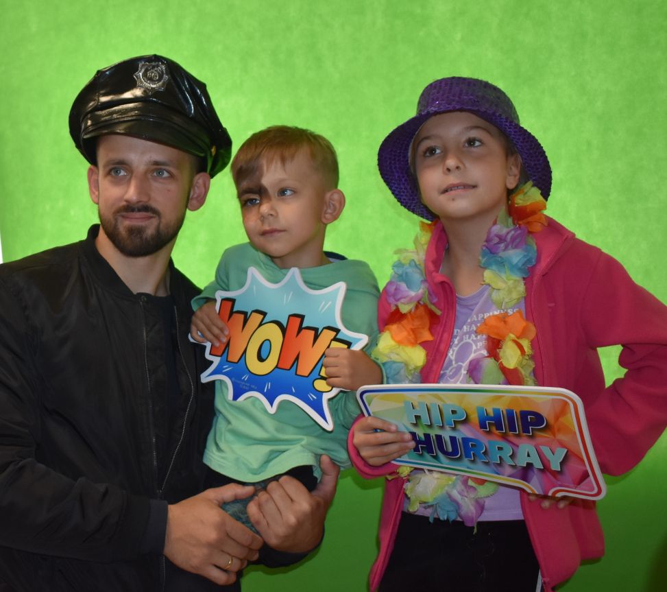 Pan z dziećmi pozują do zdjęcia