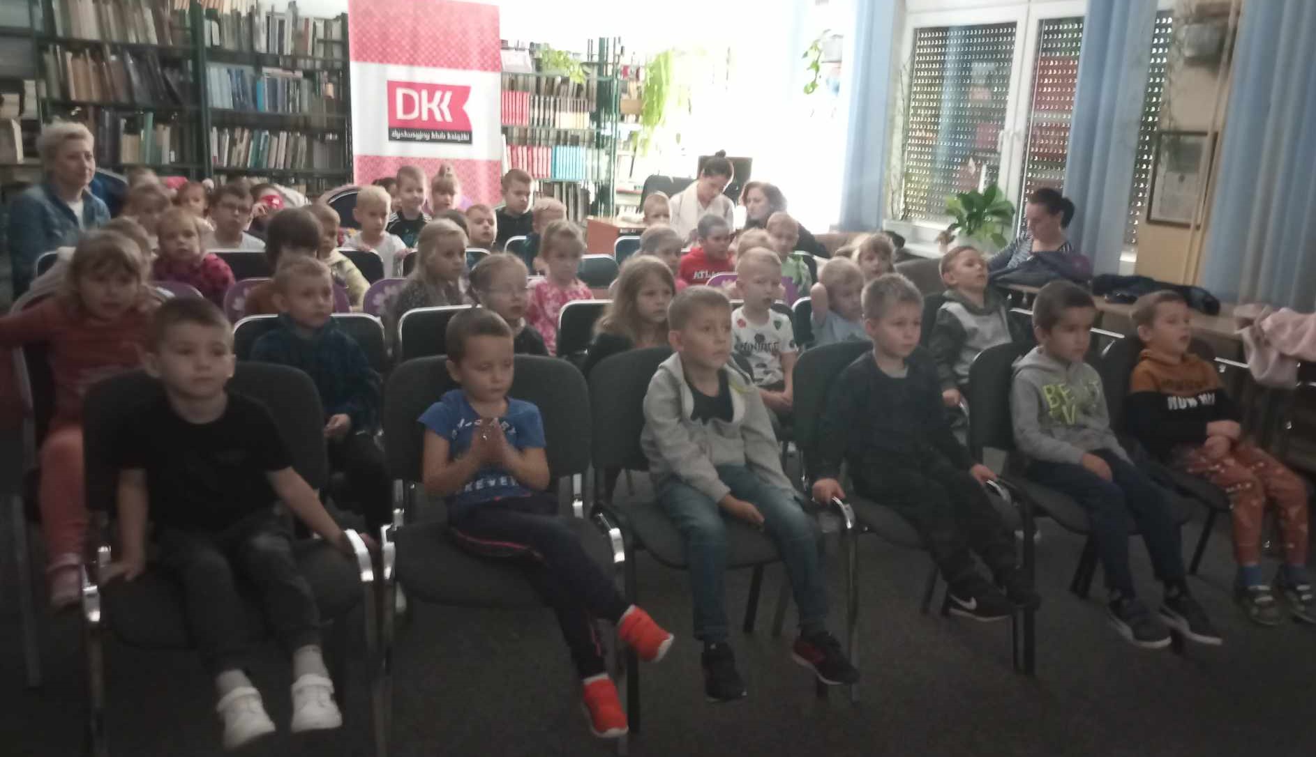 dzieci oglądają film w czytelni