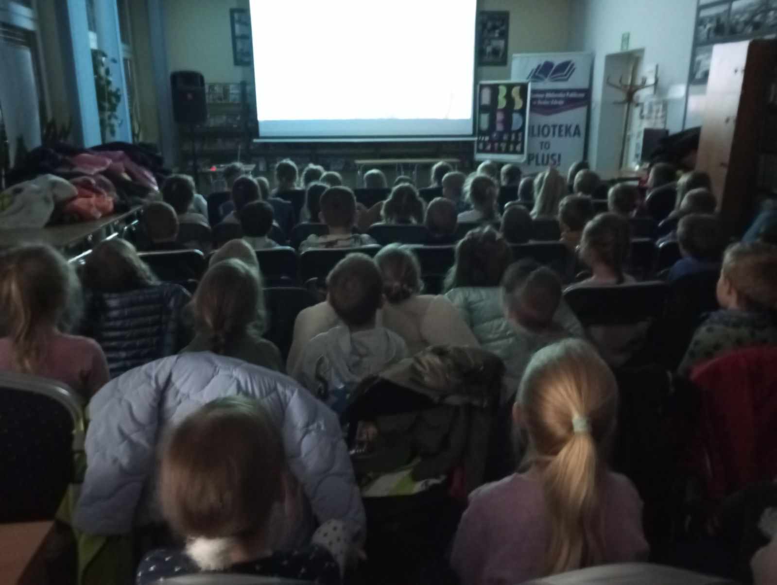 grupa przedszkolaków podczas seansu w bibliotece