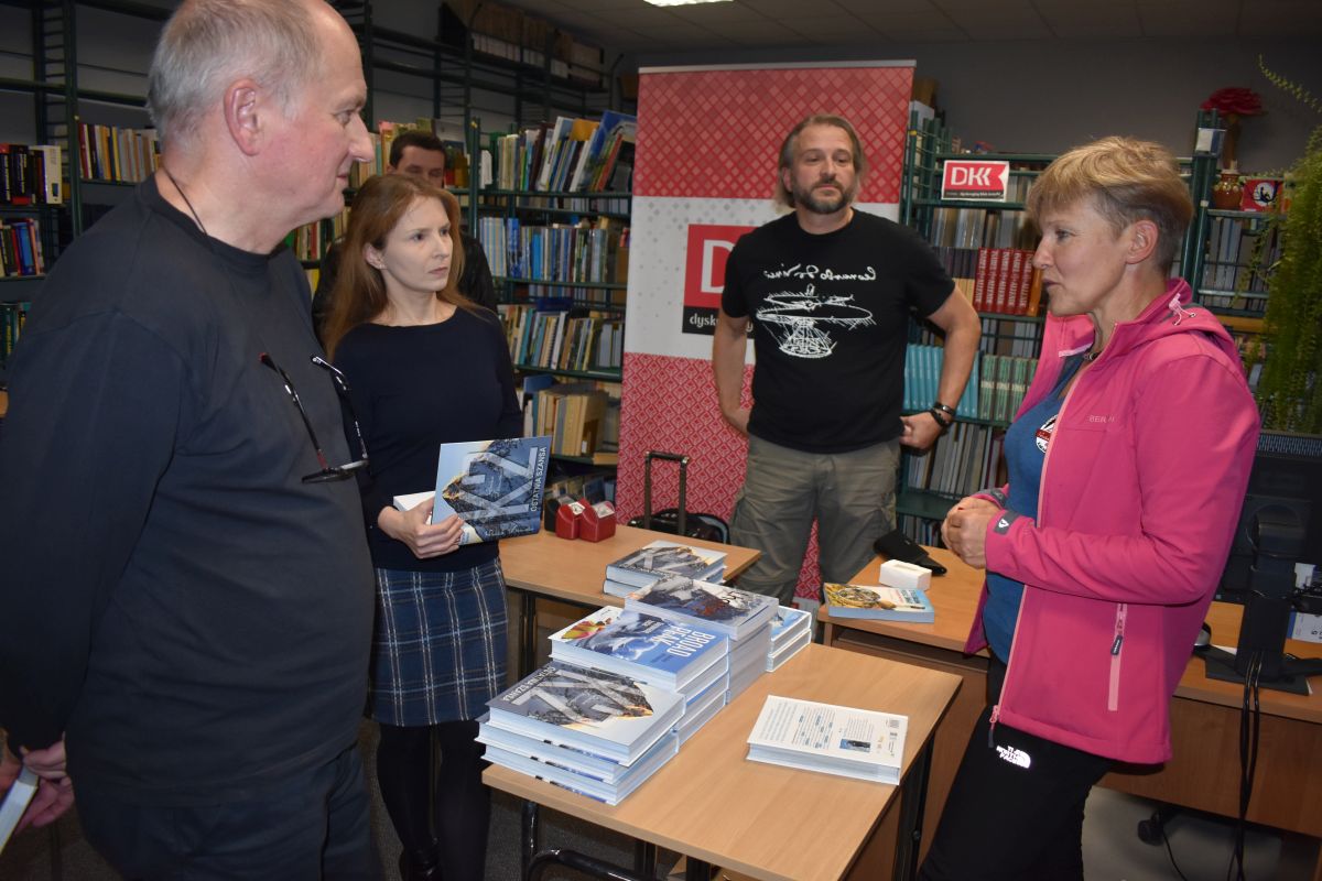Uczestnicy spotkania podczas rozmowy z gościem