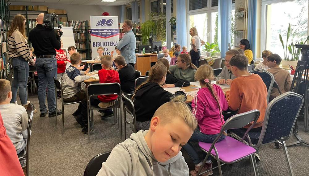 Opiekunowie obu grup wraz ze Zbigniewem Masternakiem zachęcają dzieci do pracy