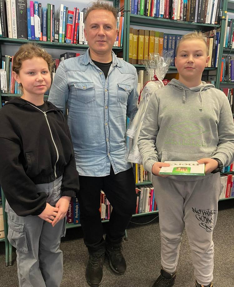 Zbigniew Masternak na wspólnym zdjęciu z dziećmi