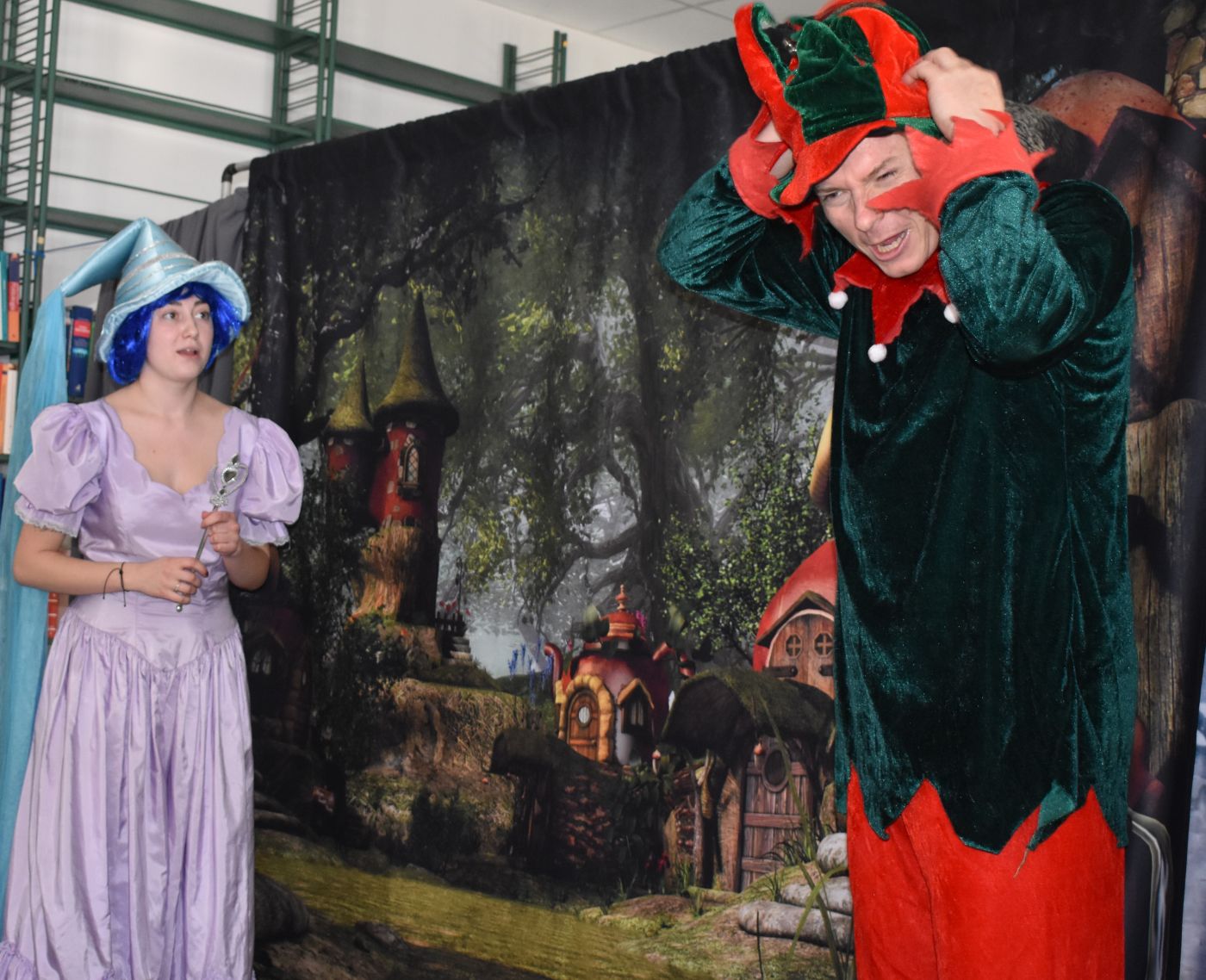 Aktorzy podczas widowiska teatralnego