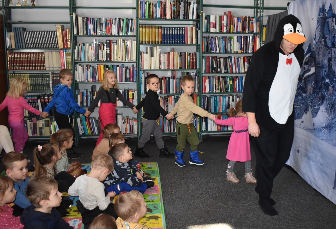 dzieci bawią się z aktorem