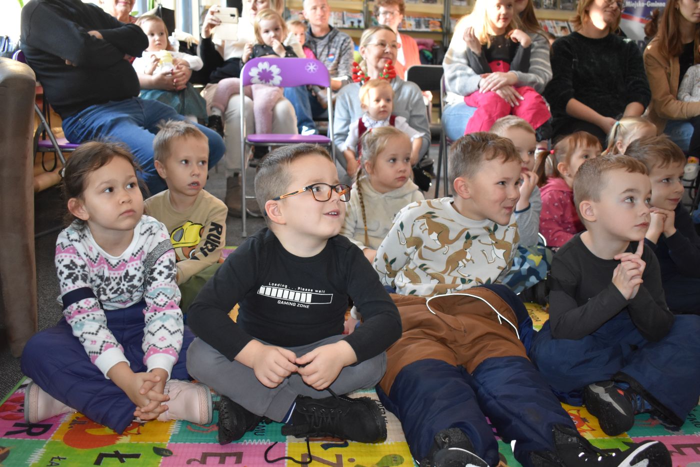 Dzieci oglądają widowisko