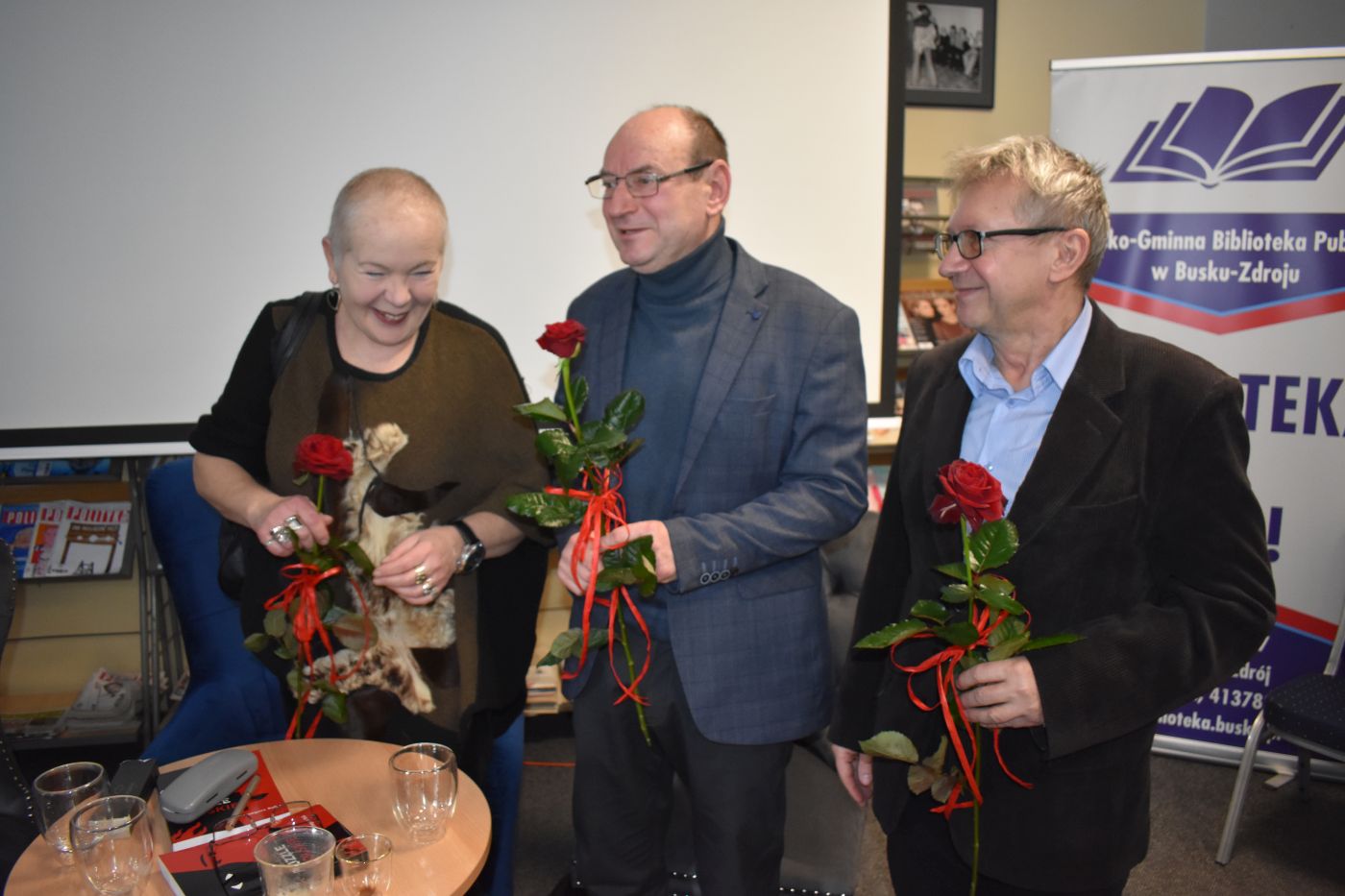 Goście biblioteki z kwiatami