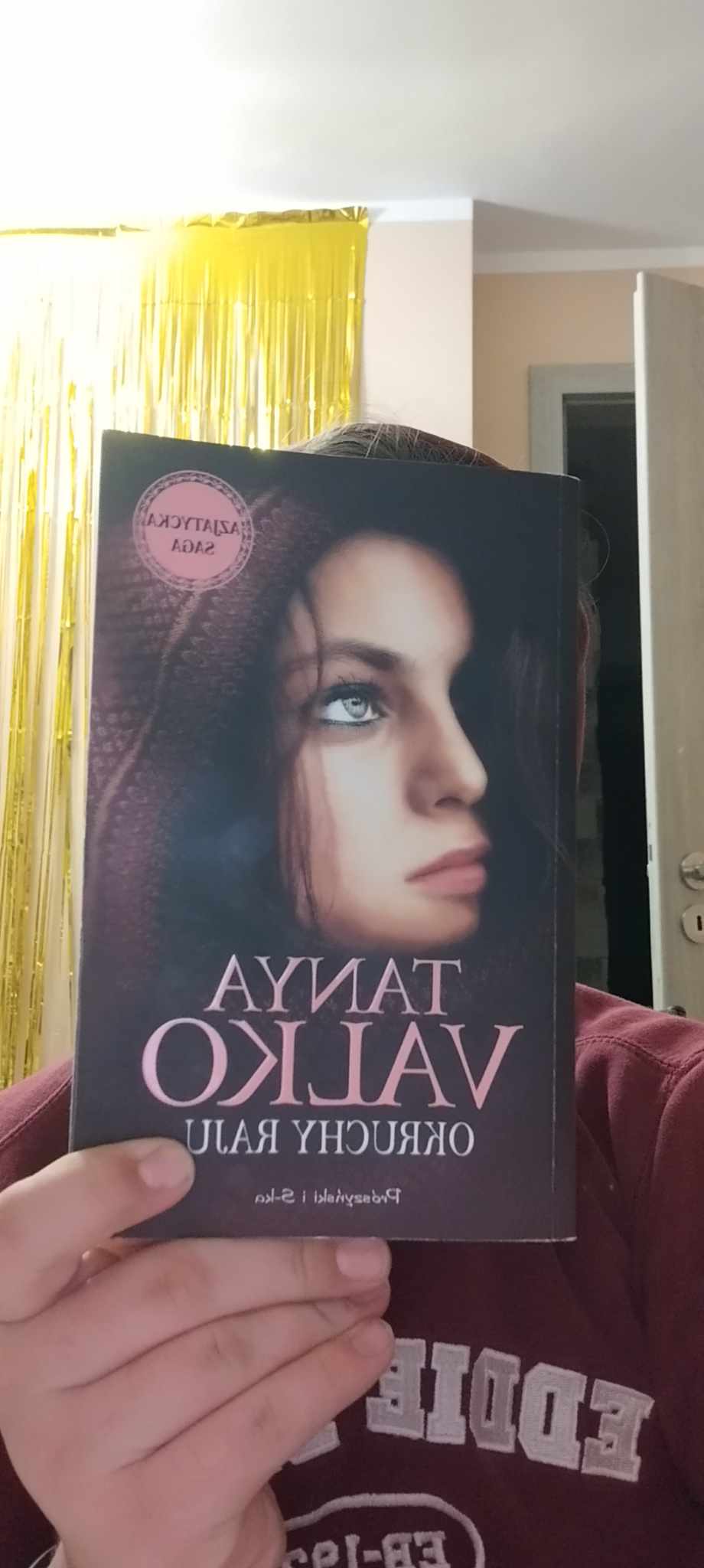 Zdjęcie osoby trzymającej książkę dłoni