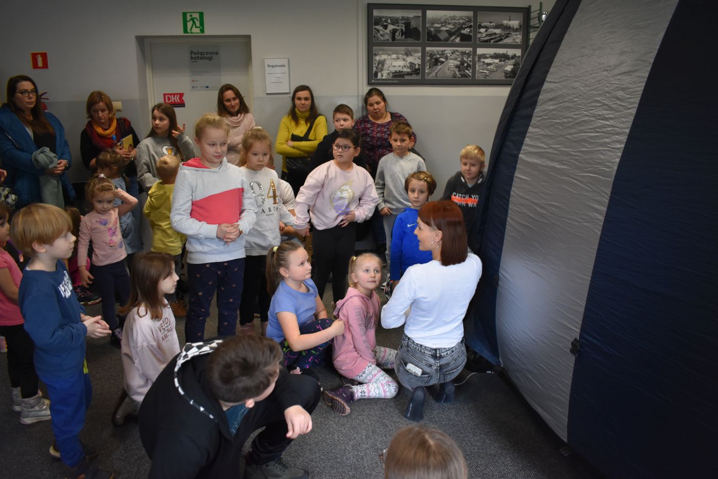 kolejna grupa wchodzi do planetarium