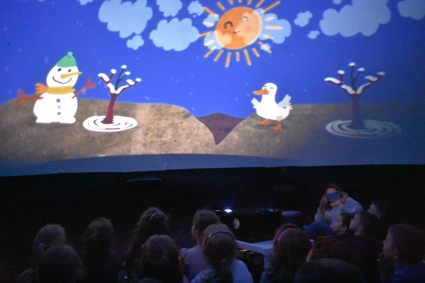 najmłodsi w wnętrzu planetarium