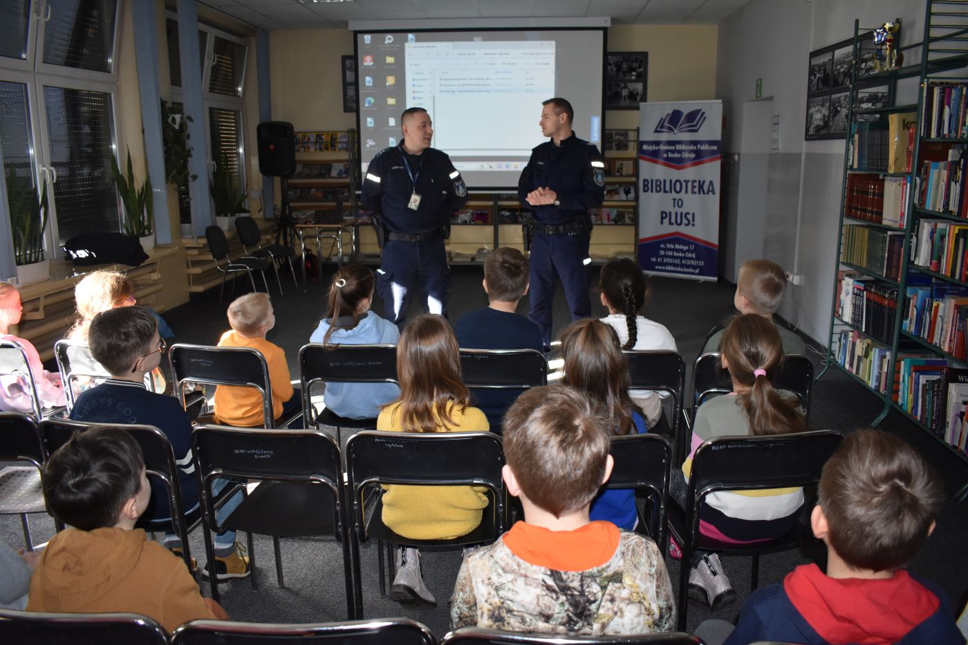 prelekcja policjantów podczas ferii w bibliotece