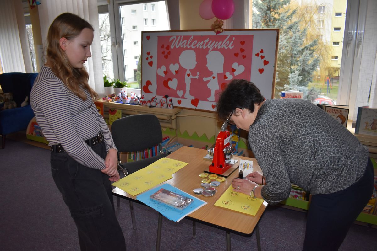 Pani przygotowuje przypinkę