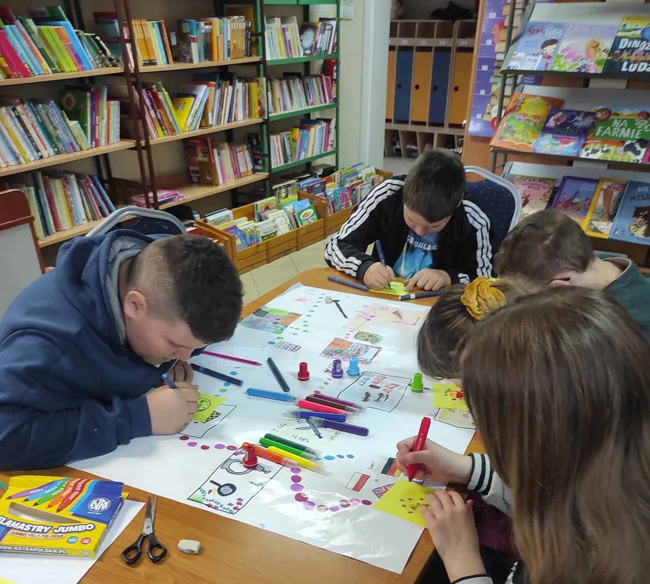 Młodzież siedzi przy stoliku