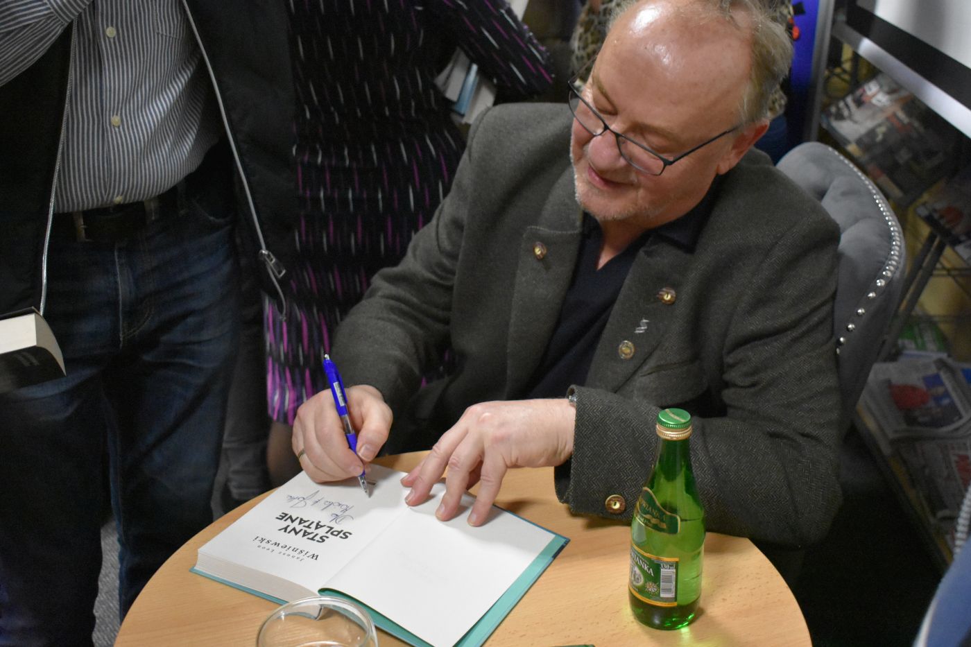 Janusz Leon Wiśniewski podpisuje swoje książki