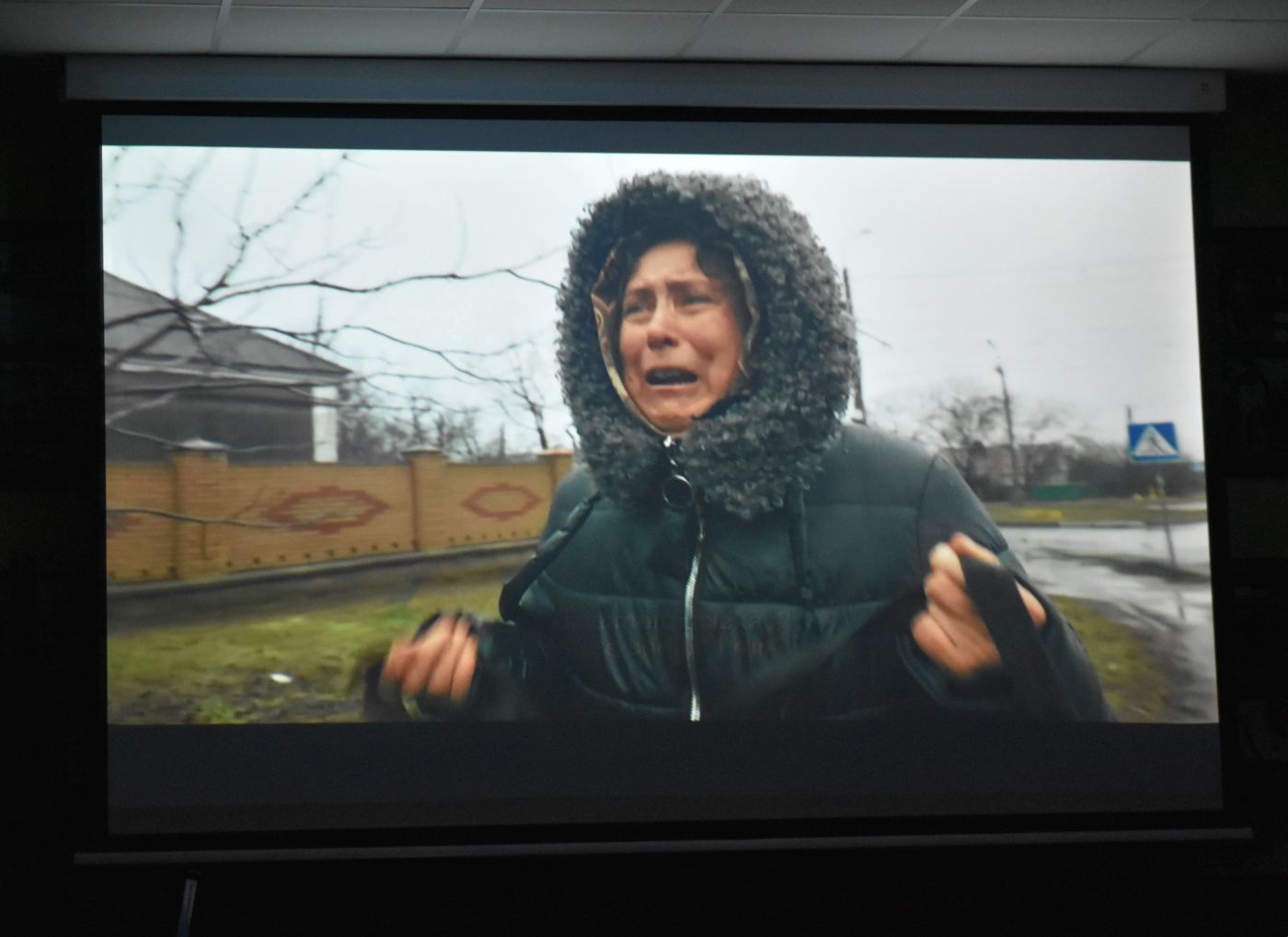 Mieszkanka Mariupola w scenie z filmu