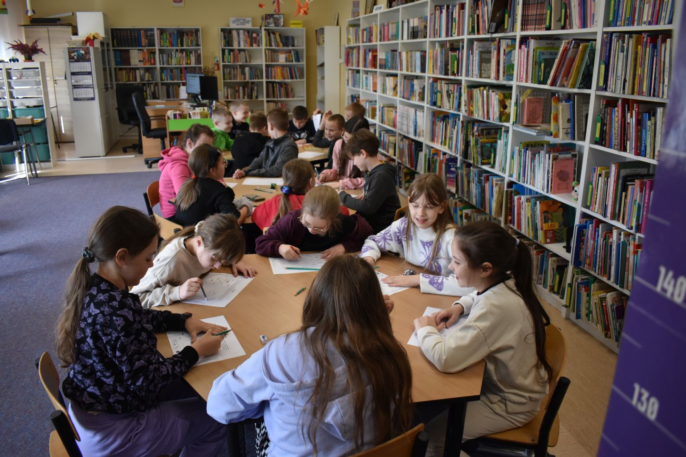 Dzieci podczas lekcji bibliotecznej