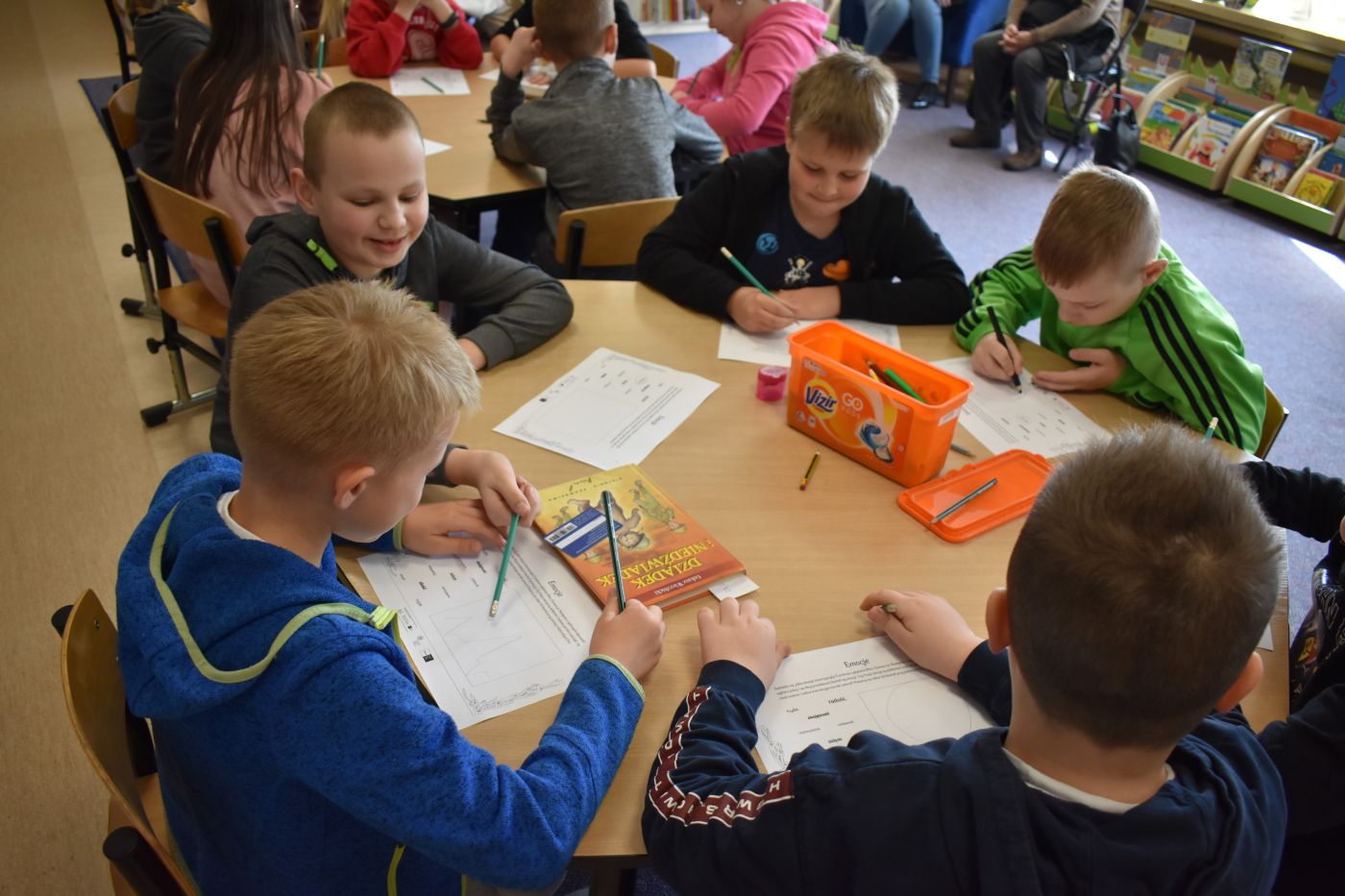 Dzieci siedzą przy stoliku