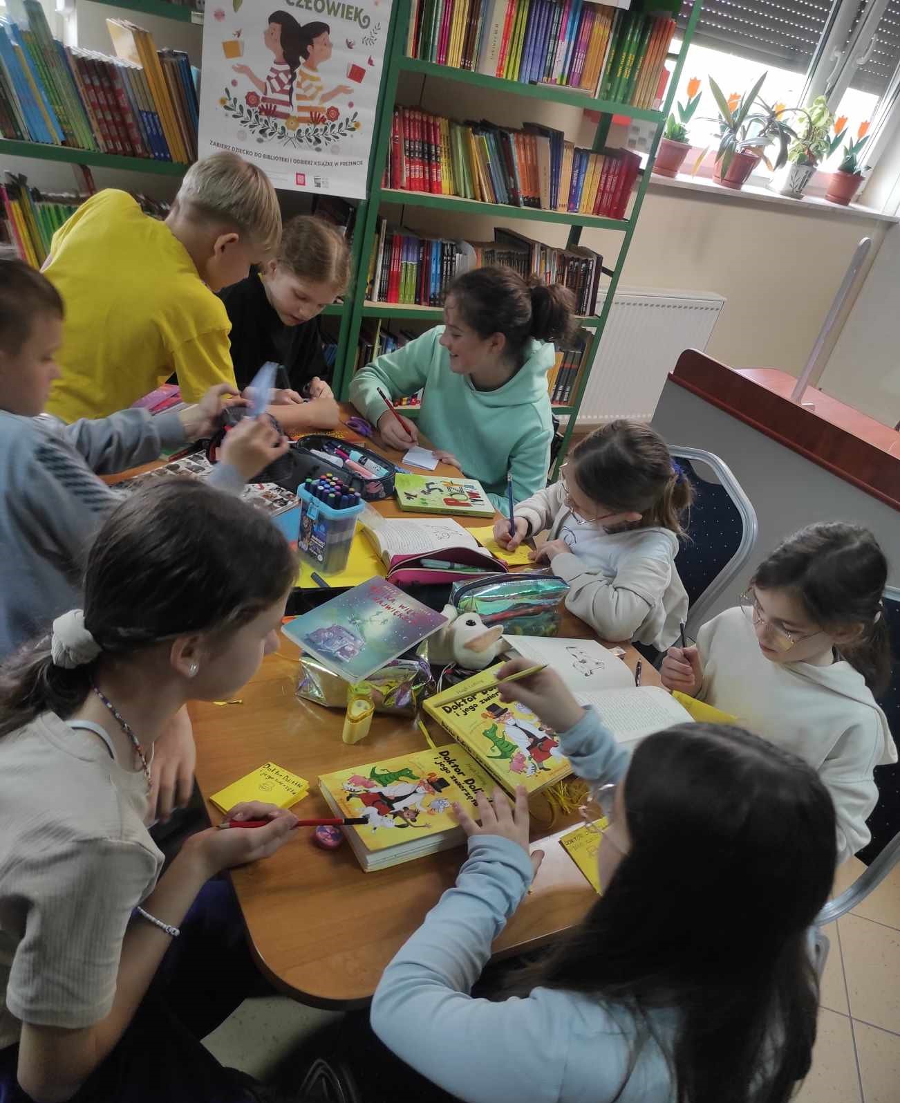 Dzieci wykonują prace plastyczne