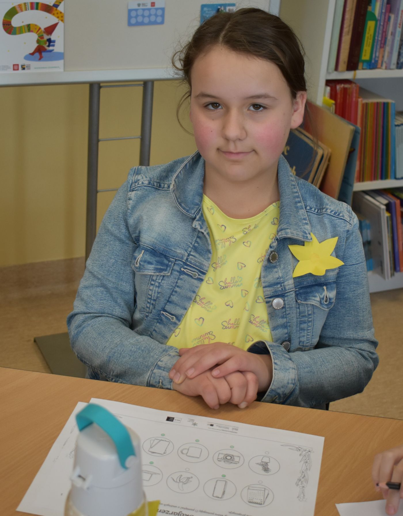 Dziewczynka z wykonanym żonkilem 