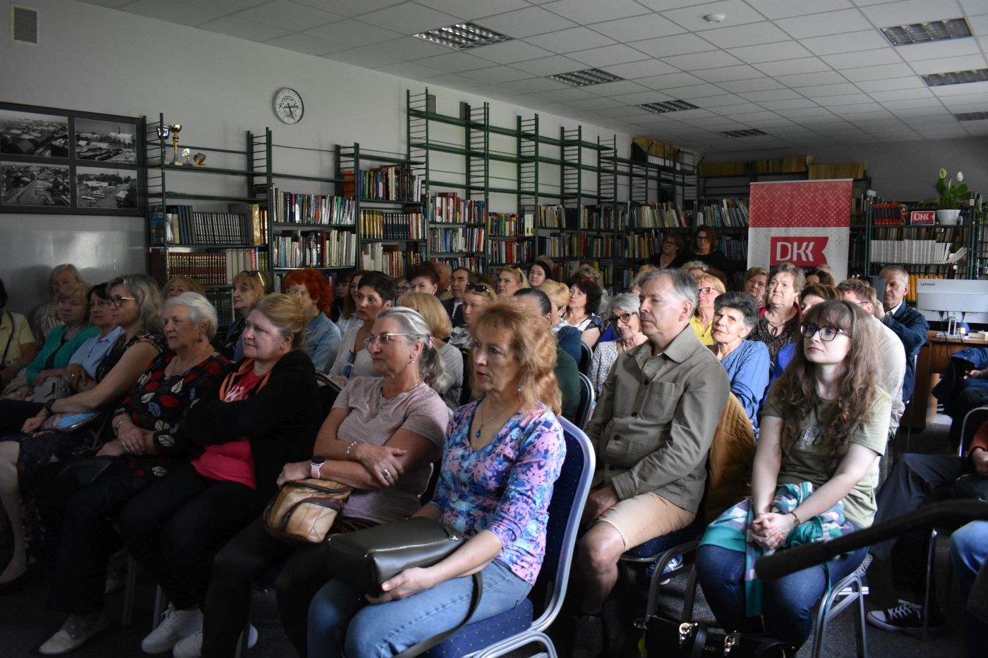Czytelnicy zebrani na spotkaniu