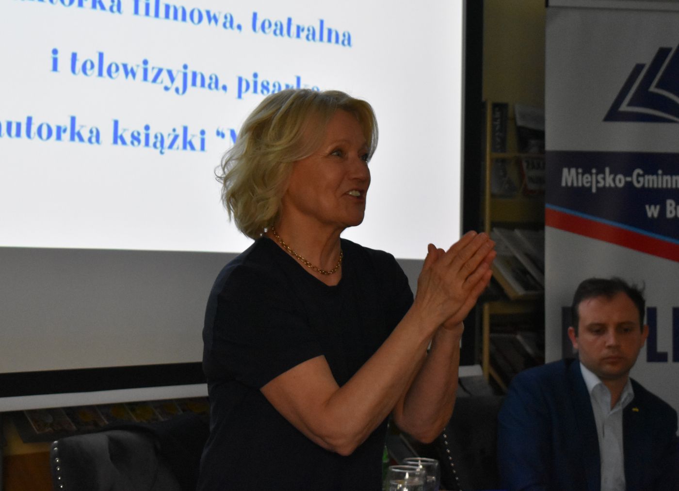 Maria pakulnis przemawia do zebranej publicznosci