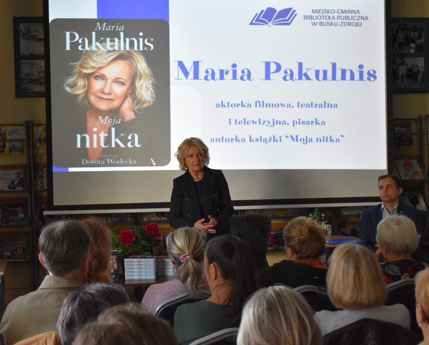 Maria pakulani przemawia do zgromadzonych