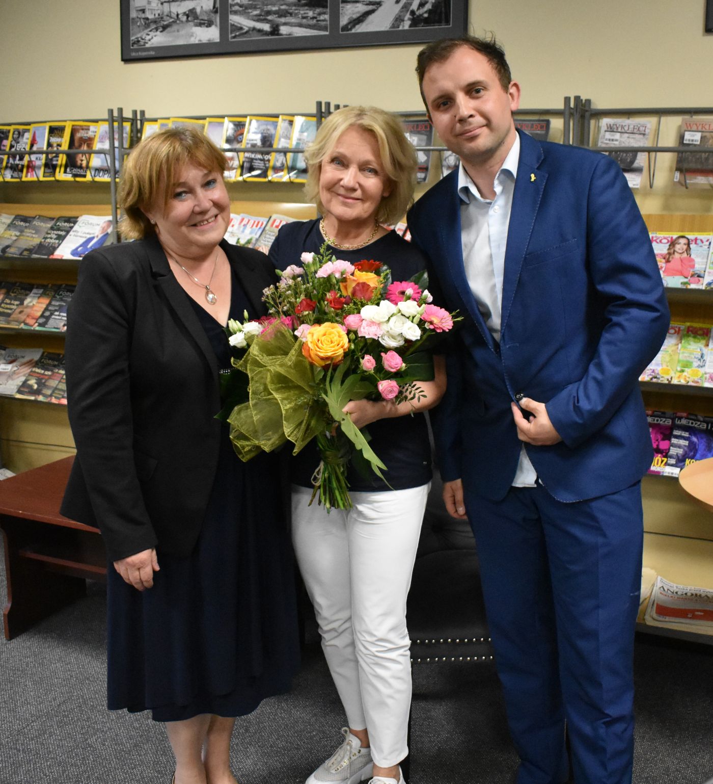 Pani dyrektor z gośćmi biblioteki