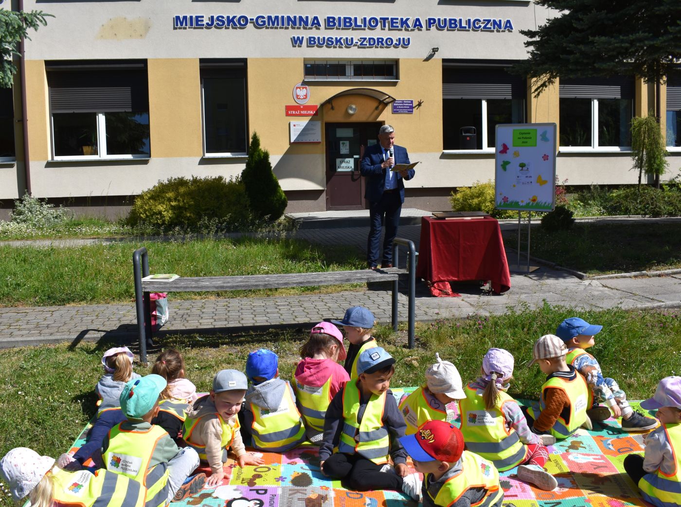 Pan czyta książkę
