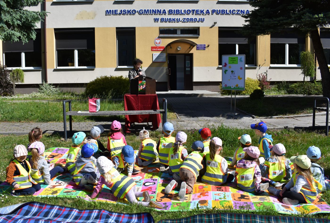 Pani wita zgromadzone dzieci